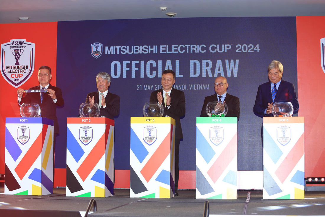 Các đại biểu bốc thăm chia bảng trong lễ bốc thăm chia bảng ASEAN Cup 2024 - Ảnh: HOÀNG TÙNG