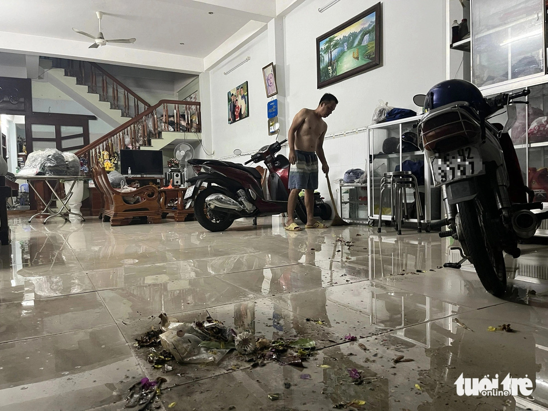 Nước mưa kèm theo rác thải tràn vào nhà người dân ở đường Lê Thành Phương (phường 8, TP Tuy Hòa) - Ảnh: NGUYỄN HOÀNG