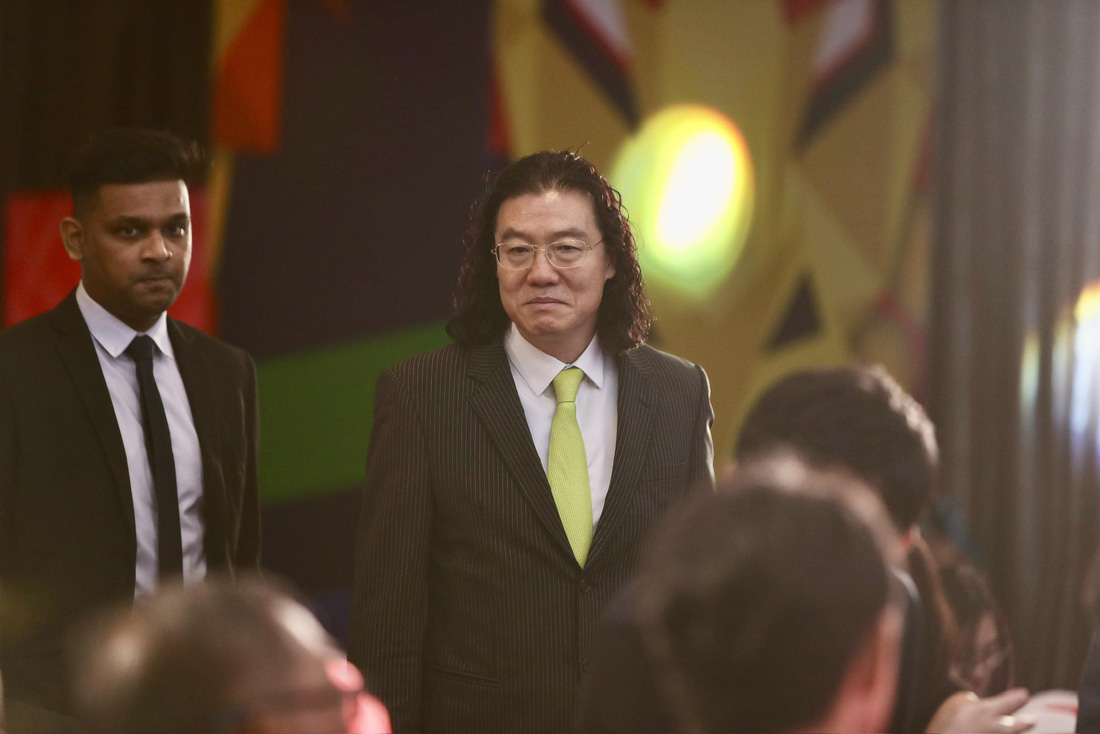 HLV tuyển Malaysia Kim Pan Gon xuất hiện tại buổi lễ - Ảnh: HOÀNG TÙNG