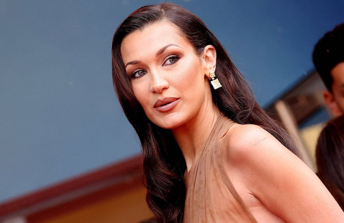 Bella Hadid nổi bật trên thảm đỏ Cannes ngày thứ 7 - Ảnh: Getty