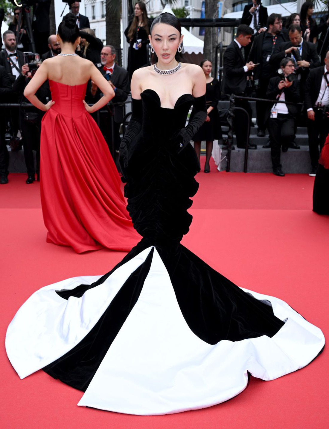 Blogger Jessica Wang diện thiết kế độc đáo với phần đuôi váy xòe rộng - Ảnh: Getty