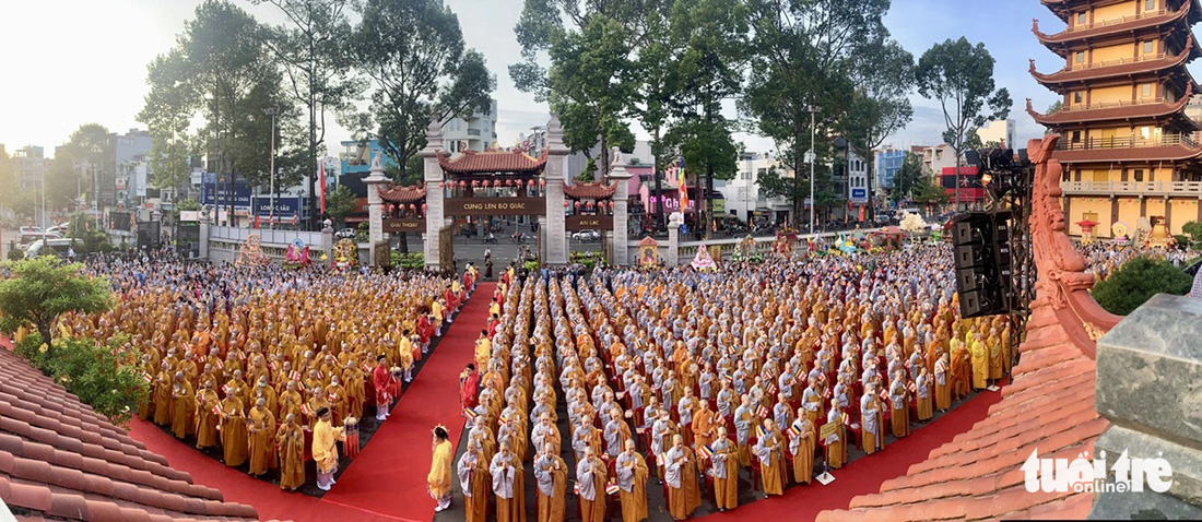 Hàng ngàn tăng ni, phật tử dự Đại lễ Phật đản Phật lịch 2568 tại TP.HCM - Ảnh: HOÀI PHƯƠNG
