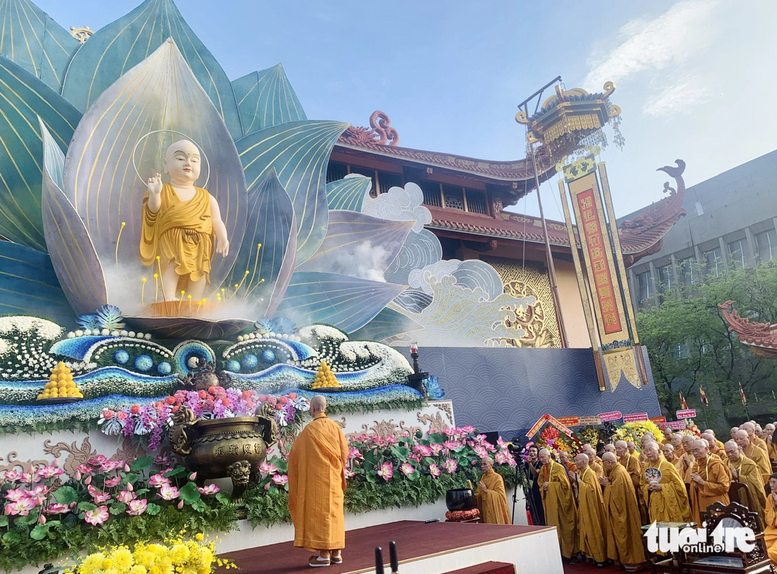 Hoà thượng Thích Trí Quảng thực hiện các nghi thức cúng dường Phật đản - Ảnh: HOÀI PHƯƠNG
