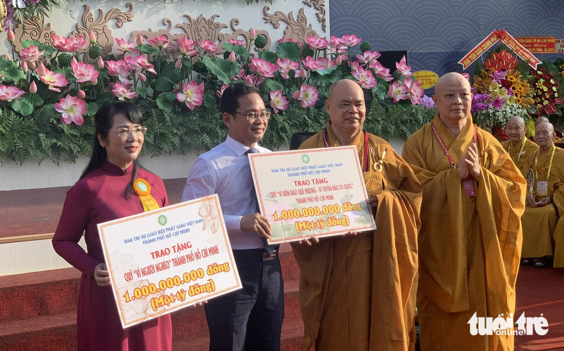 Ban Trị sự Giáo hội Phật giáo Việt Nam TP.HCM đóng góp quỹ - Ảnh: HOÀI PHƯƠNG