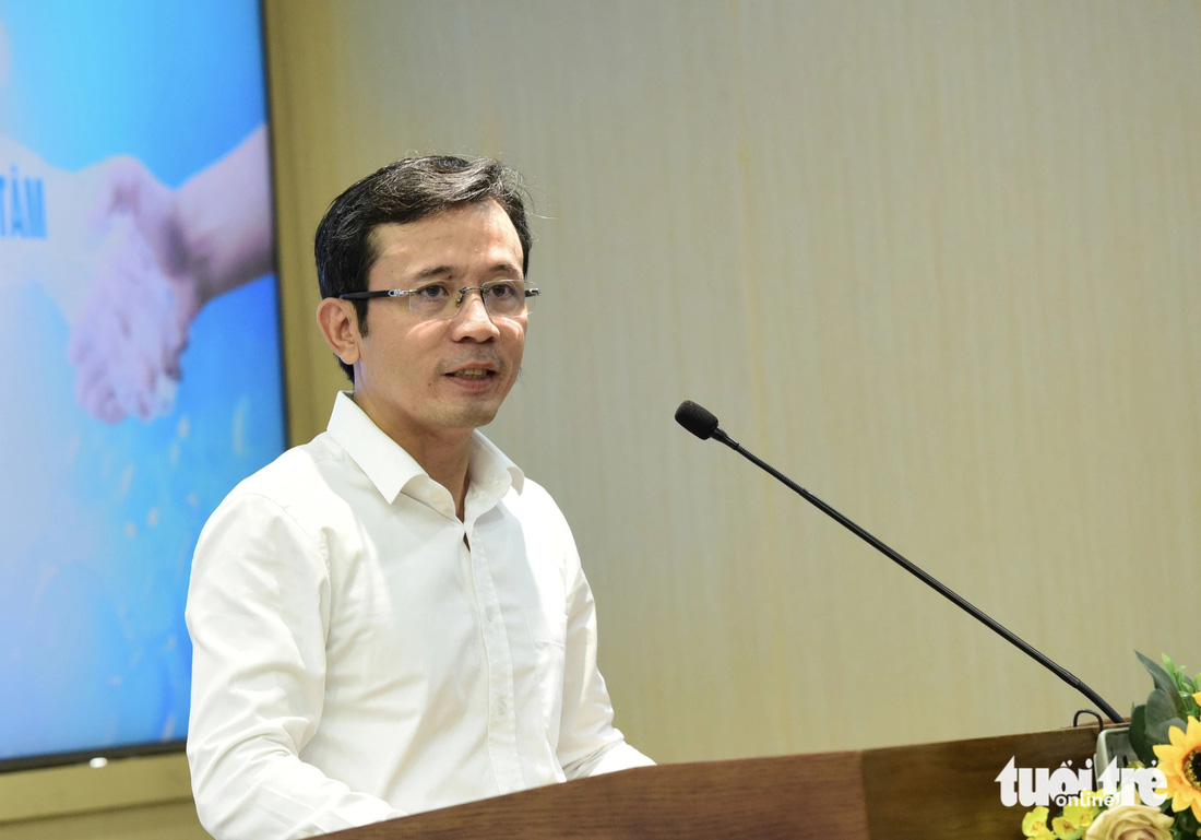 Nhà báo Trần Xuân Toàn - phó tổng biên tập báo Tuổi Trẻ - phát biểu tại tọa đàm - Ảnh: DUYÊN PHAN
