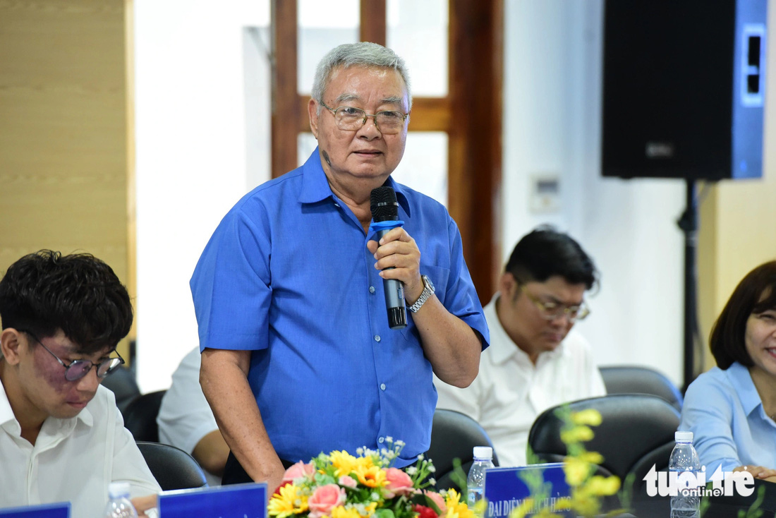 Ông Lương Khắc Phát, ngụ quận Gò Vấp, cho biết rất hài lòng với cấp nước TP.HCM - Ảnh: DUYÊN PHAN
