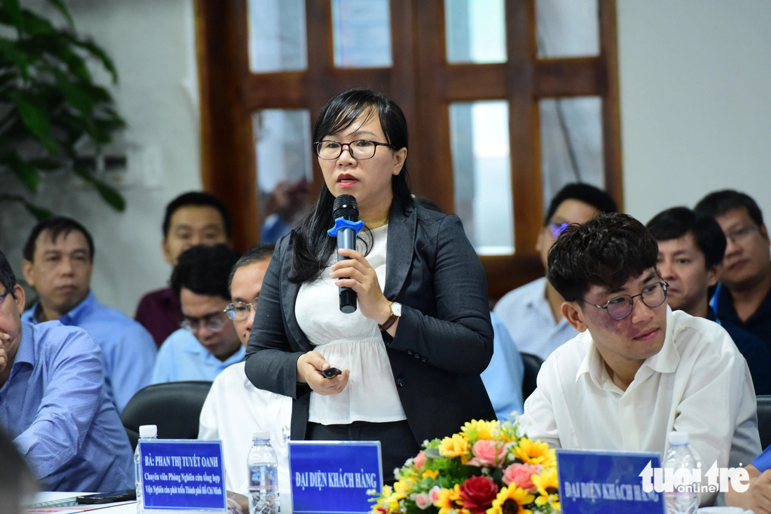 Bà Phan Thị Tuyết Oanh - Viện Nghiên cứu phát triển TP.HCM - cho biết đã khảo sát theo kế hoạch của UBND TP đối với các dịch vụ điện, nước, thoát nước, vận tải hành khách công cộng, thu gom rác thải - Ảnh: DUYÊN PHAN