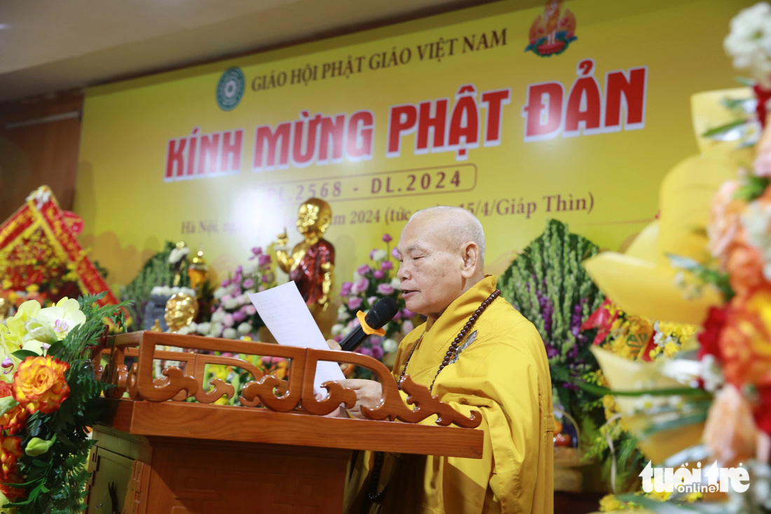 Hòa thượng chủ tịch Hội đồng trị sự Giáo hội Phật giáo Việt Nam Thích Thiện Nhơn tuyên đọc thông điệp Phật đản của Đức Pháp chủ Giáo hội Phật giáo Việt Nam - trưởng lão hòa thượng Thích Trí Quảng - Ảnh: DANH KHANG