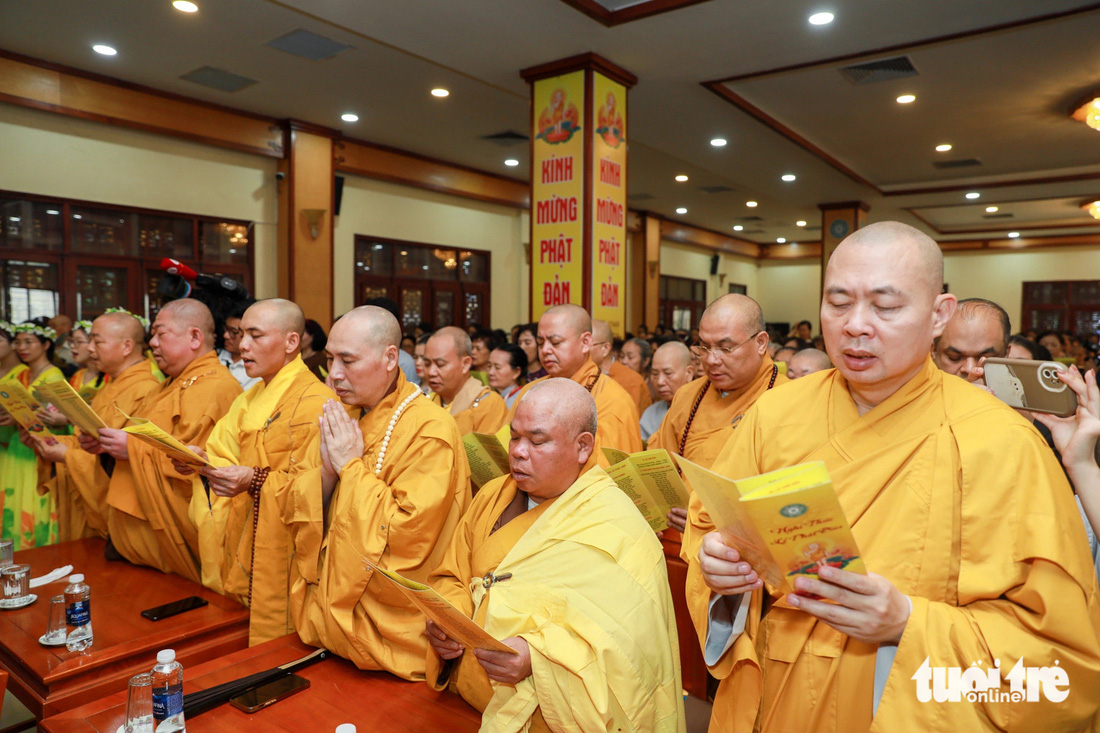 Các tăng, ni, Phật tử cùng tụng kinh nghi thức lễ Phật đản - Ảnh: DANH KHANG
