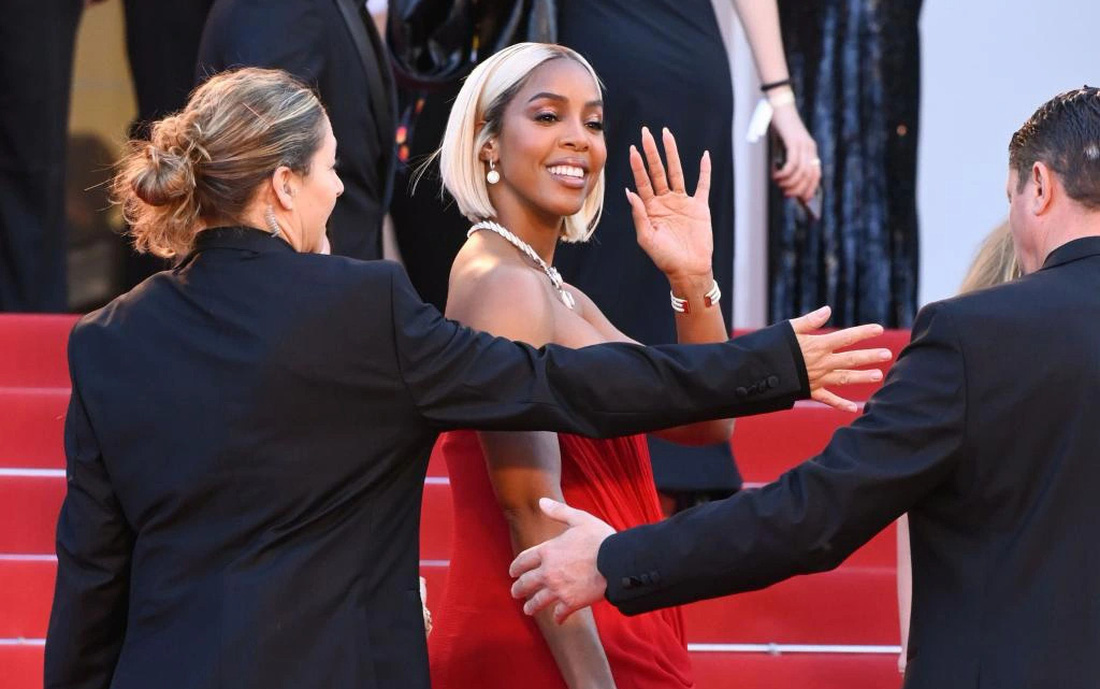 Kelly Rowland bước đi trên bậc thang Cannes - Ảnh: Getty