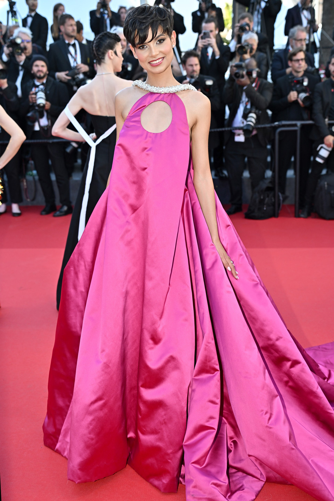 Hoa hậu Pháp 2024 Eve Gilles như đang "bơi" trong chiếc đầm hồng dạ hội neon - Ảnh: Getty