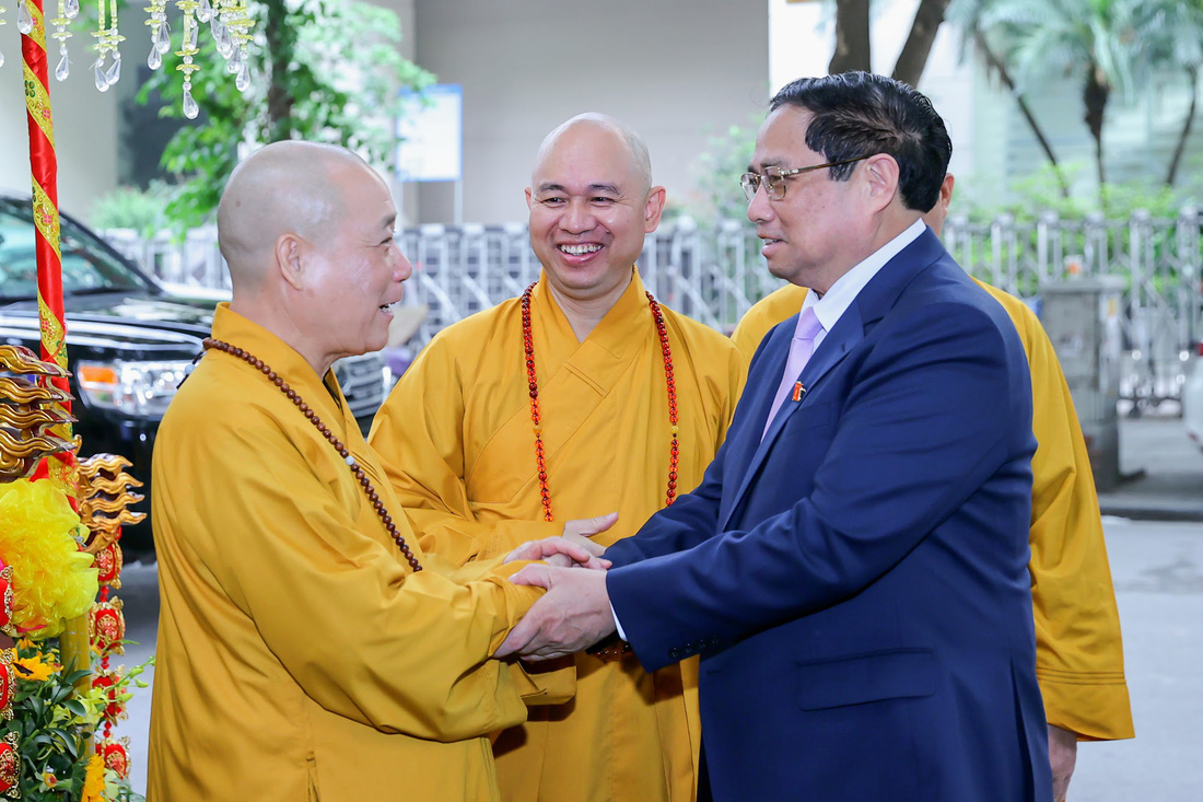 Thủ tướng Phạm Minh Chính tới chúc mừng lãnh đạo Trung ương Giáo hội Phật giáo Việt Nam và dự Đại lễ Phật đản với chức sắc, tăng ni, Phật tử tại chùa Quán Sứ, Hà Nội - Ảnh: VGP