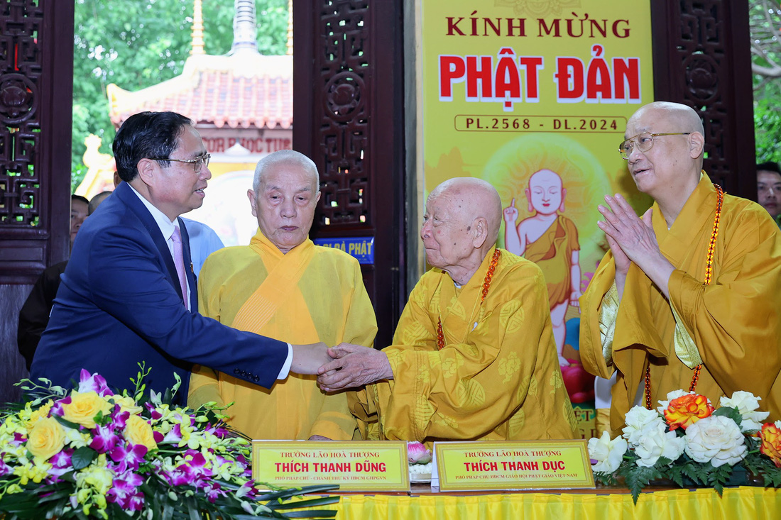 Thủ tướng Chính phủ Phạm Minh Chính với chức sắc, tăng ni, Phật tử tại chùa Quán Sứ, Hà Nội - Ảnh: VGP