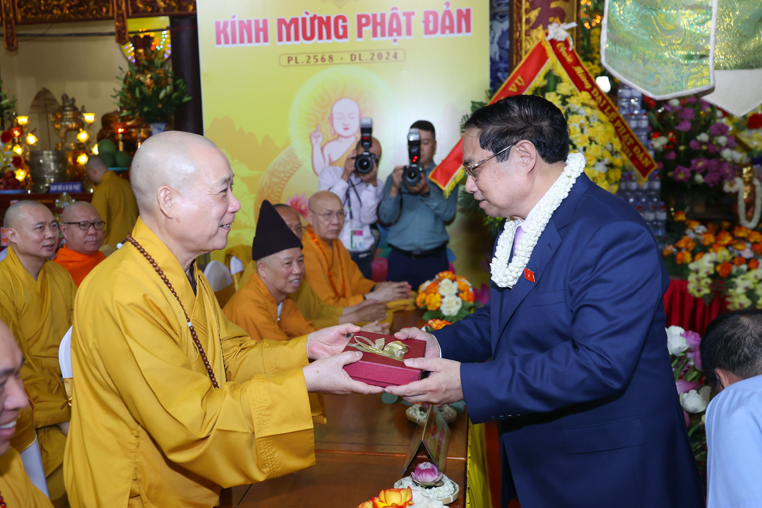 Thủ tướng chúc mừng các thành viên Hội đồng Trị sự Giáo hội Phật giáo Việt Nam nhân dịp Đại lễ Phật đản - Ảnh: VGP