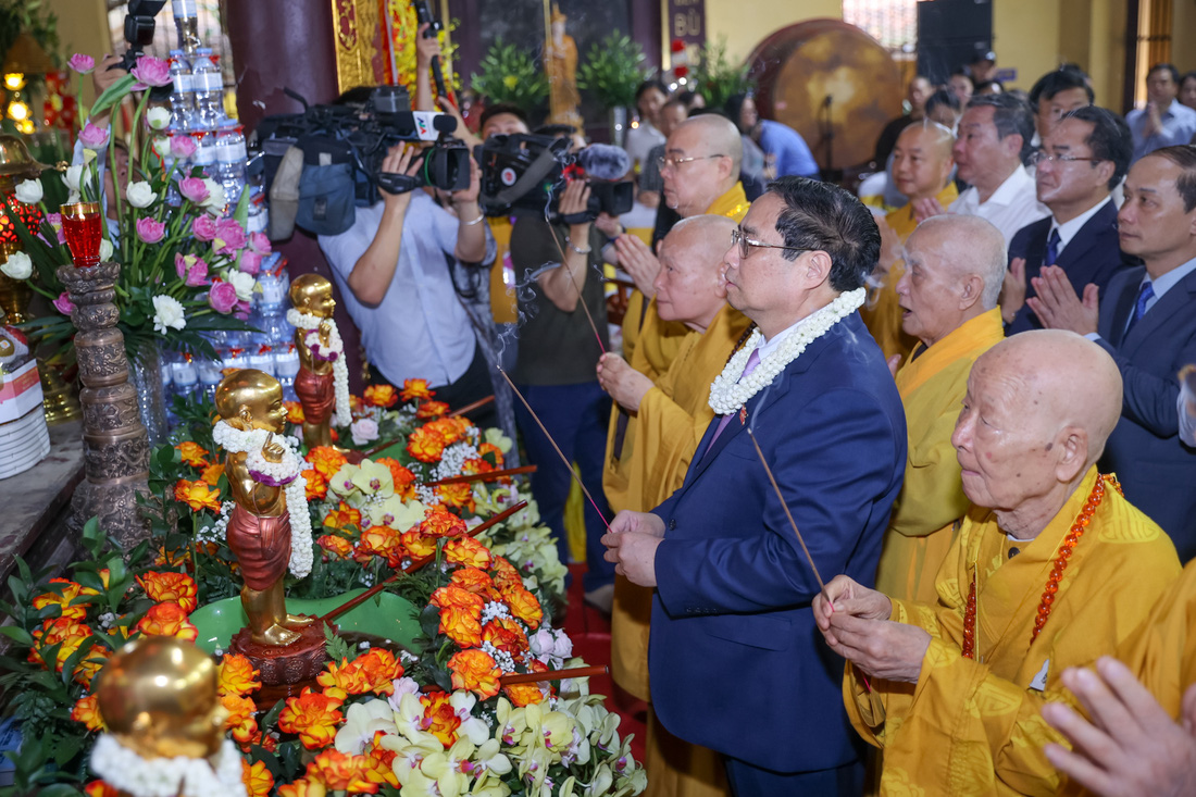 Thủ tướng cùng Hội đồng Trị sự Giáo hội Phật giáo Việt Nam thắp hương cầu cho quốc thái dân an - Ảnh: VGP