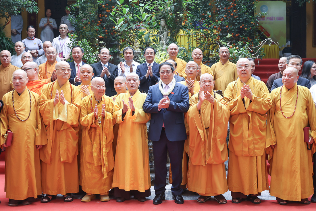 Thủ tướng và các chức sắc, tăng ni, Phật tử Giáo hội Phật giáo Việt Nam - Ảnh: VGP