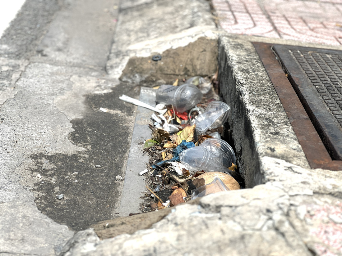 Miệng cống trên đường Phạm Văn Đồng, TP Thủ Đức ngập ngụa ly nhựa, rác thải - Ảnh: XUÂN ĐOÀN