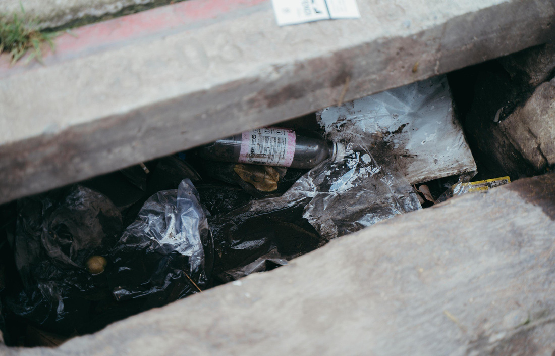 Một miệng cống ở đường Quang Trung, phường 8, quận Gò Vấp ứ đọng đầy rác - Ảnh: THANH HIỆP