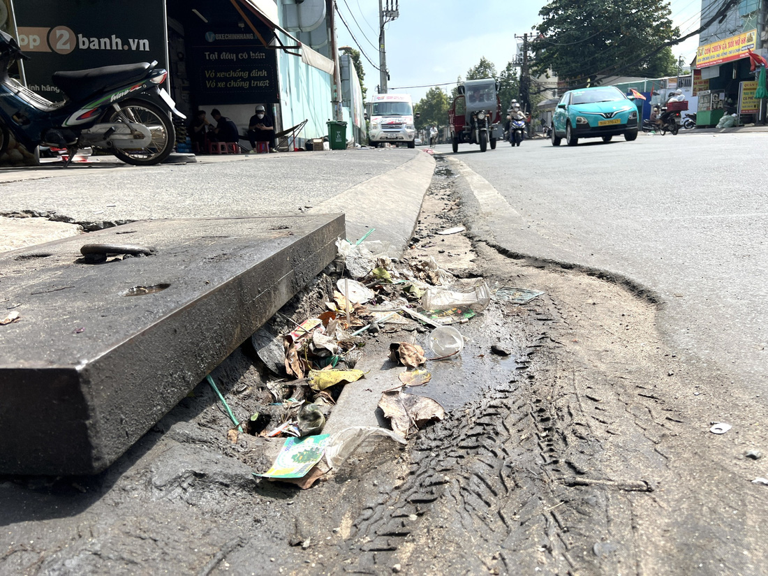 Rác thải nhựa bao vây miệng cống trên đường Kha Vạn Cân, TP Thủ Đức - Ảnh: XUÂN ĐOÀN