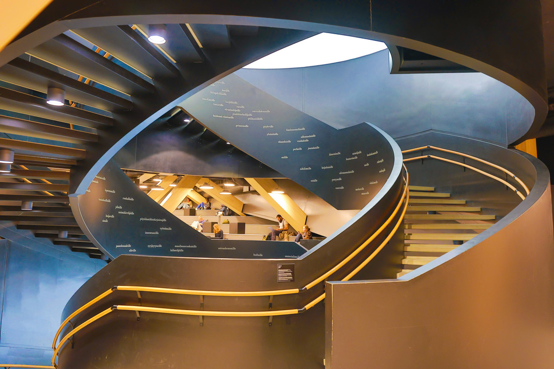 Cầu thang vừa hiện đại vừa nghệ thuật trong Thư viện Quốc gia tại thủ đô Phần Lan - Ảnh: NGÔ TRẦN HẢI AN