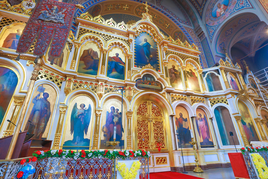 Những bức tranh và màu tường tạo nên bản phối màu độc đáo của nhà thờ Upenski - Ảnh: NGÔ TRẦN HẢI AN