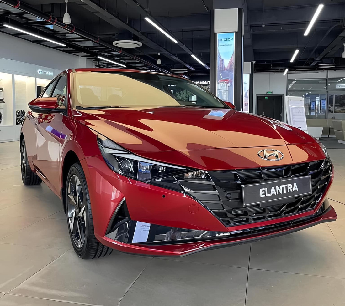 Tin tức giá xe: Hyundai Elantra giảm giá tới 125 triệu tại đại lý, bản cao hạng C nay ngang hạng B- Ảnh 1.