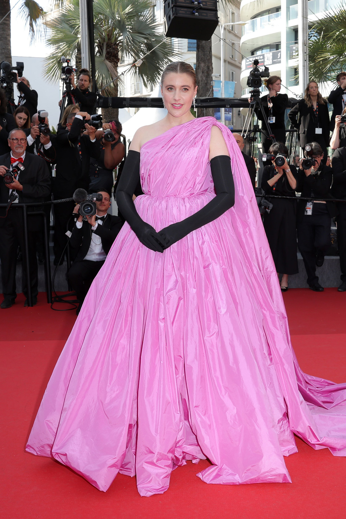 Giám khảo Greta Gerwig nổi bật với chiếc đầm hồng, hệt như búp bê Barbie - Ảnh: Getty
