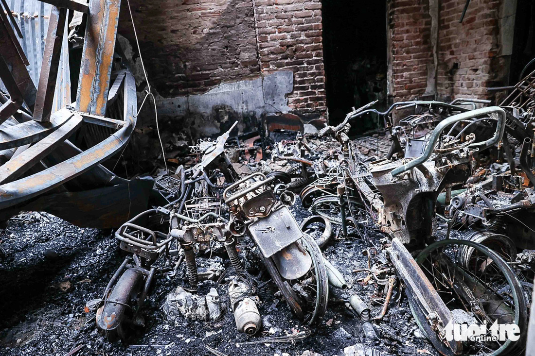 Vụ cháy đã thiêu rụi toàn bộ xe máy, xe đạp điện của người dân trọ tại ngôi nhà - Ảnh: QUANG MINH