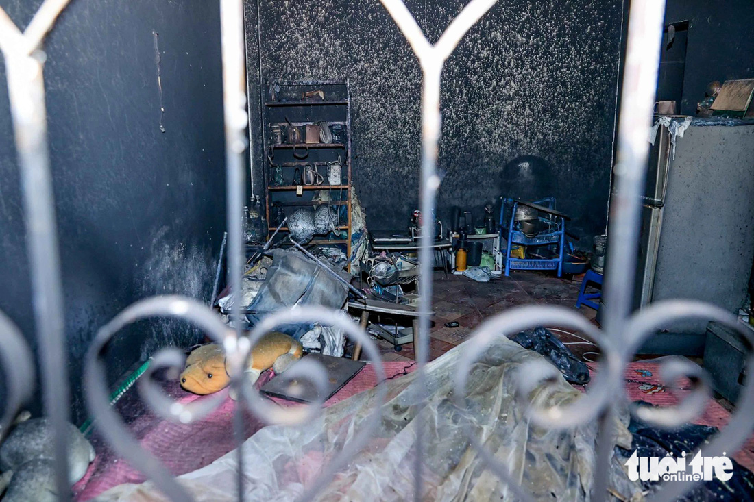 Khung cảnh phía trong một căn phòng trọ tại nơi diễn ra vụ hỏa hoạn kinh hoàng khiến 14 người chết - Ảnh: QUANG MINH