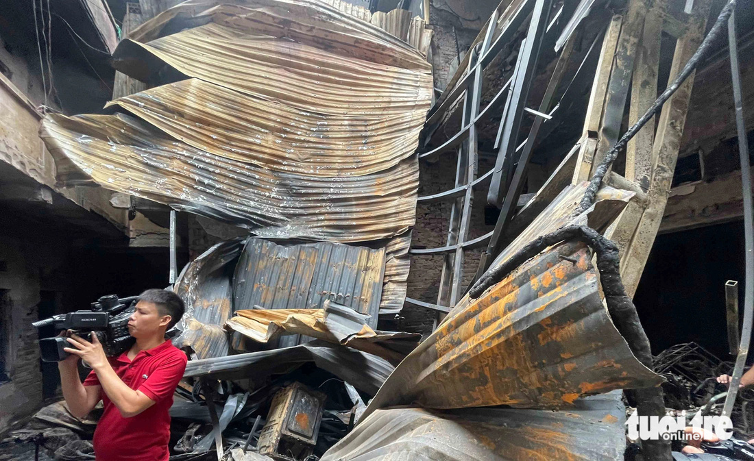 Sức nóng của ngọn lửa khiến nhiều tấm tôn lợp tại khu nhà bị gãy đổ - Ảnh: QUANG MINH