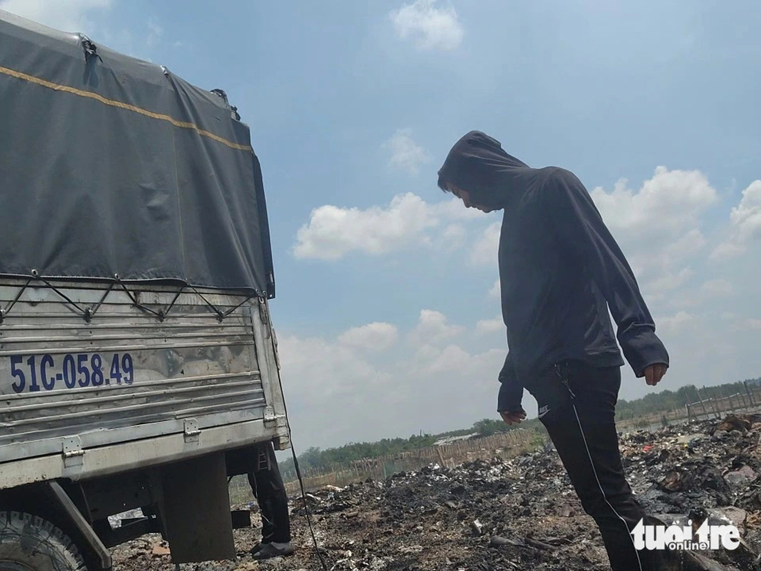 Nhiều ngày theo dõi, phóng viên Tuổi Trẻ xác định "đại công trường" xử lý rác thải này "thu hút" khá nhiều nguồn rác được xe tải từ các tỉnh Long An, Tây Ninh, Đồng Nai... chở về "xử lý" - Ảnh: Nhóm PV