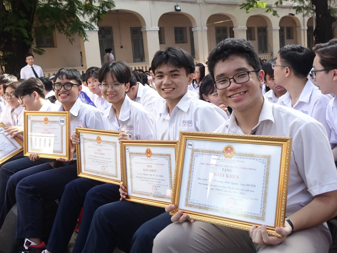 Các em học sinh đạt giải quốc gia tươi cười rạng rỡ sau khi nhận giấy khen từ trường - Ảnh: NHƯ HÙNG