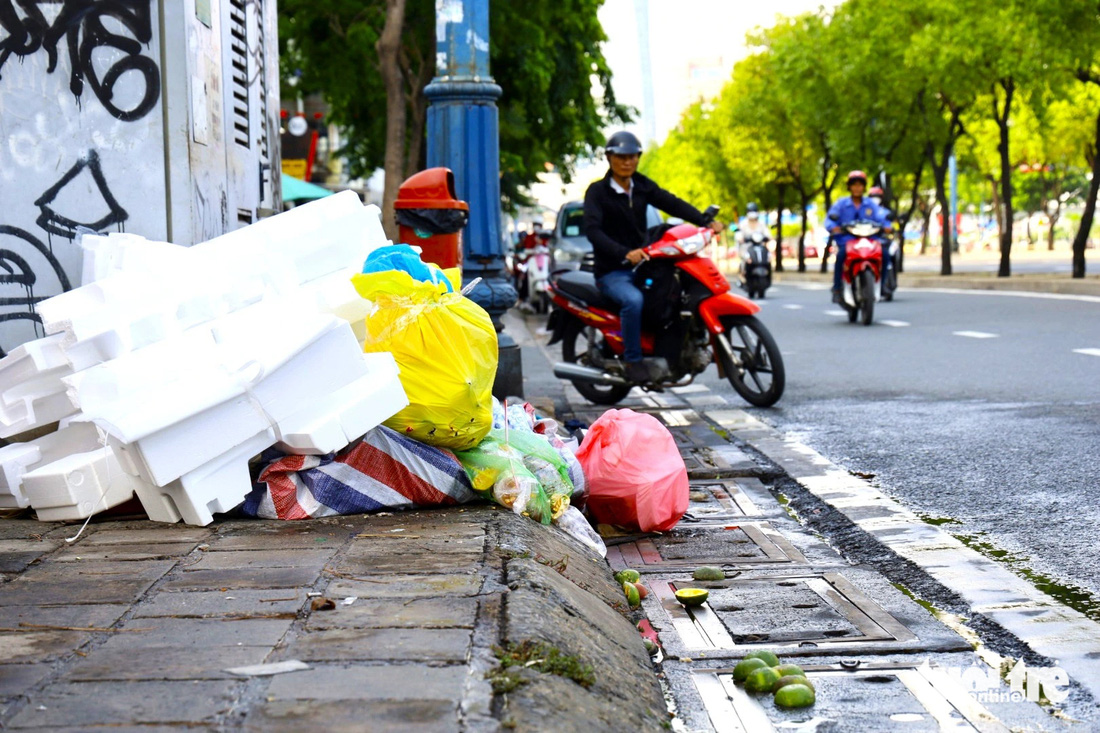 Bạn đọc có tài khoản ThangV***@gmail.com viết: “Đường Võ Văn Kiệt, quận 5, TP.HCM cũng cả đống rác, kể cả bồn cầu, nệm… đủ loại, thấy mà nản!” - Ảnh: NGỌC QUÝ