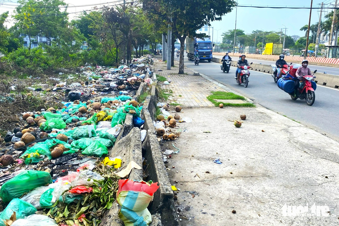 Khu vực dọc tuyến quốc lộ 1 thuộc phường Tân Tạo, quận Bình Tân theo thông tin của bạn đọc P**poc85@gmail.com gửi về, rác thải đủ loại chất đống tạo nên cảnh tượng vô cùng nhếch nhác - Ảnh: TIẾN QUỐC