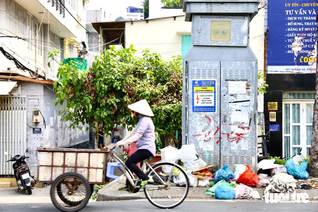 Hàng chục túi rác lớn, nhỏ nằm lăn lóc xung quanh tụ điện tràn ra đường Hoàng Sa, phường 9, quận 3 (TP.HCM) - Ảnh: NGỌC QUÝ