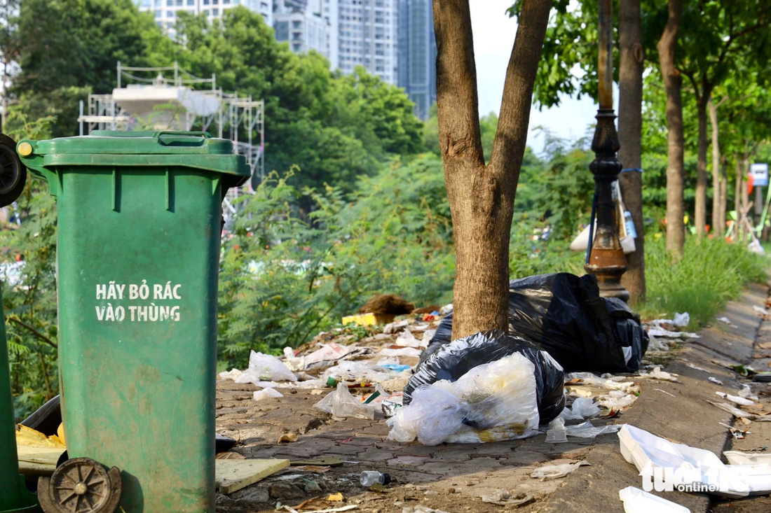 Mặc dù có thùng rác đặt dọc các tuyến đường, nhưng chẳng hiểu vì lý do gì mà nhiều người thiếu ý thức vẫn vứt rác bừa bãi - Ảnh: NGỌC QUÝ