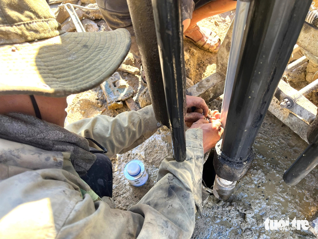 Công nhân gia cố các mũi khoan trên đỉnh hầm đường sắt Chí Thạnh để bơm bê tông vào - Ảnh: NGUYỄN HOÀNG