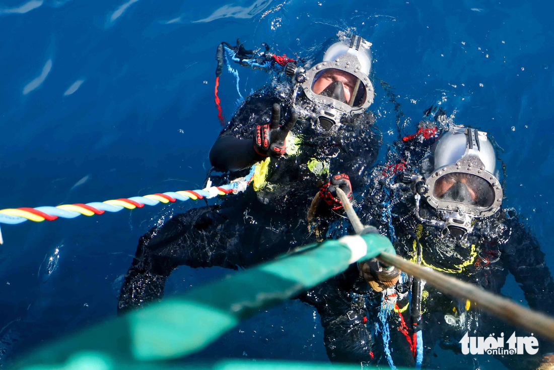 Mỗi kíp thợ lặn bao gồm 3 thành viên. Hai người trực tiếp lặn xuống biển làm nhiệm vụ. Một người còn lại ngồi trên bờ để ứng trực trong các tình huống khẩn cấp - Ảnh: NGUYỄN KHÁNH
