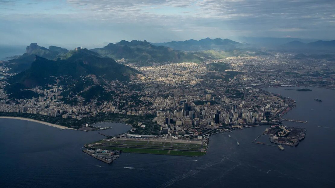 Do nằm ven biển nên sân bay Santos Dumont có quanh cảnh rất đẹp - Ảnh: CNN