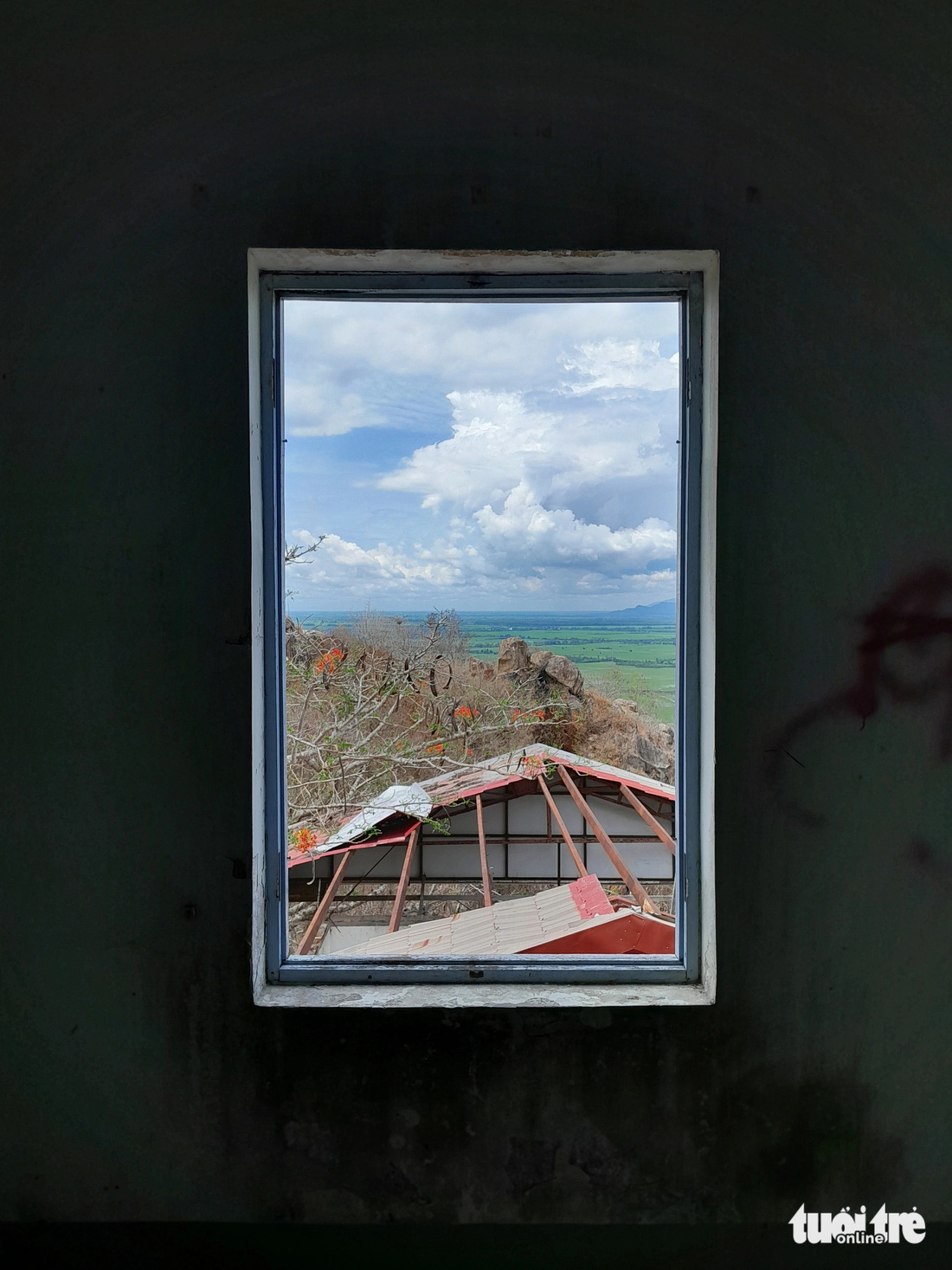 Vùng Châu Đốc nhìn từ cửa sổ căn biệt thự hoang - Ảnh: CHÍ HẠNH