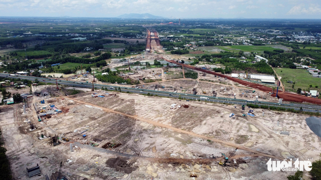 Cao tốc Biên Hòa - Vũng Tàu đoạn qua huyện Long Thành, Đồng Nai đang được triển khai ở một số địa điểm. Tuy nhiên đến nay việc giải phóng mặt bằng vẫn tương đối chậm - Ảnh: A LỘC