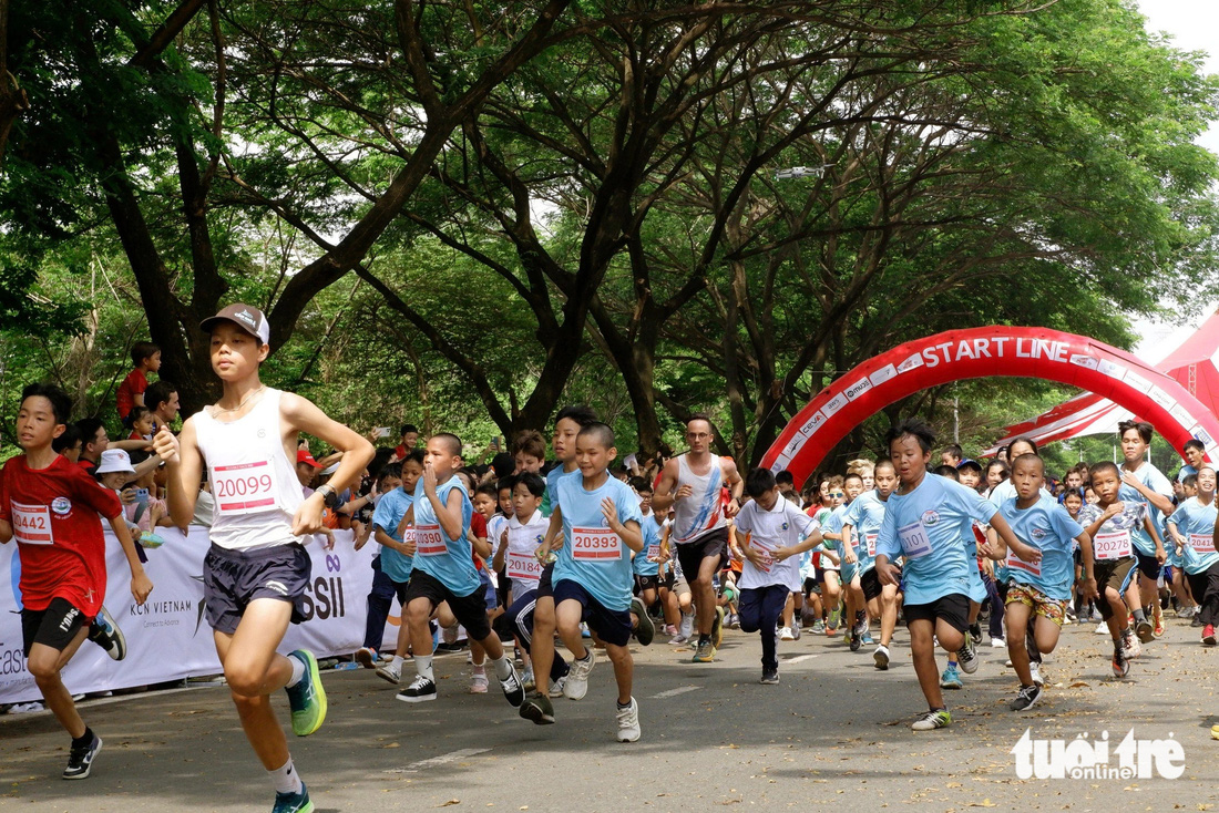 Gần 600 em nhỏ ở 9 mái ấm tình thương tham gia giải chạy - Ảnh: DIỆU LINH