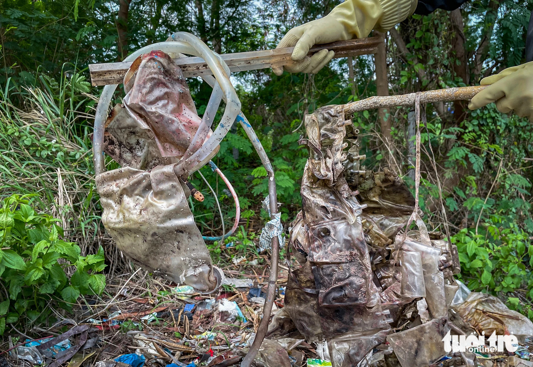 Một số rác thải là túi nhựa giống như các túi chứa máu, dung dịch được dùng trong y tế có đầy ở bãi rác này - Ảnh: NGỌC KHẢI