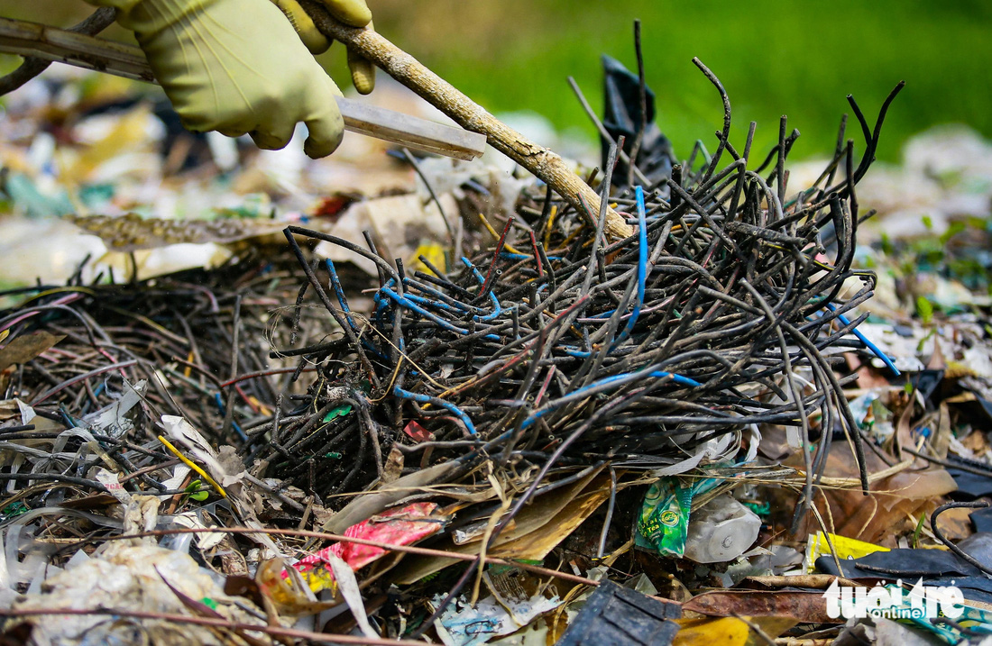 Ngoài ra, bãi rác này còn có một số loại rác thải nguy hại như bóng đèn, pin, dây điện cũ - Ảnh: NGỌC KHẢI