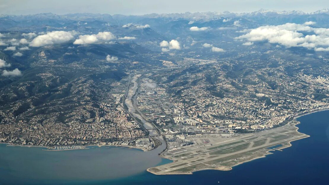Khi hạ cánh, máy bay sẽ lướt qua bờ biển Côte d'Azur để bạn có cơ hội ngắm nhìn mặt biển lấp lánh - Ảnh: CNN