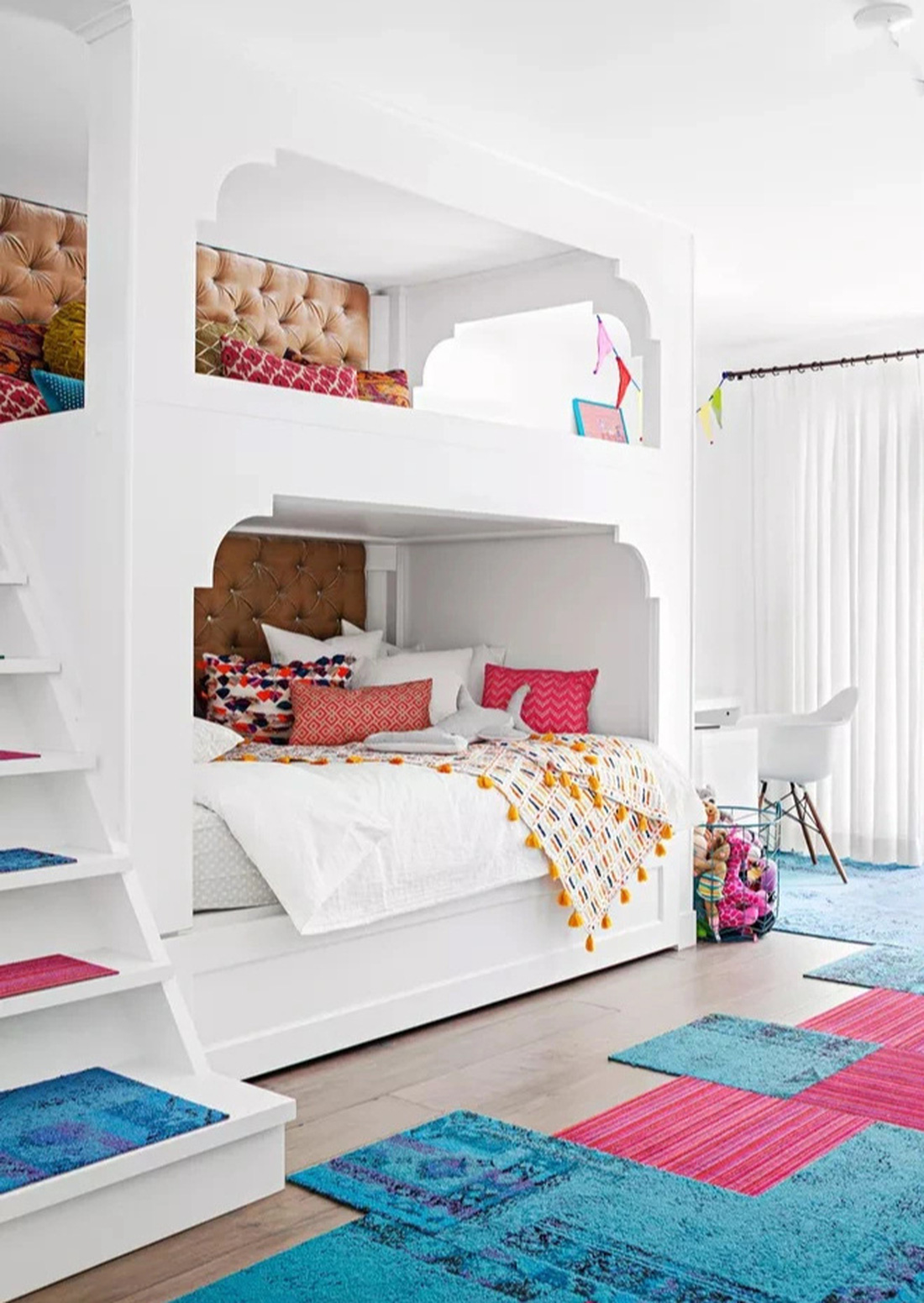 Phòng ngủ chung cho hai cô gái với chiếc giường tầng thiết kế âm tường - Ảnh: BHG