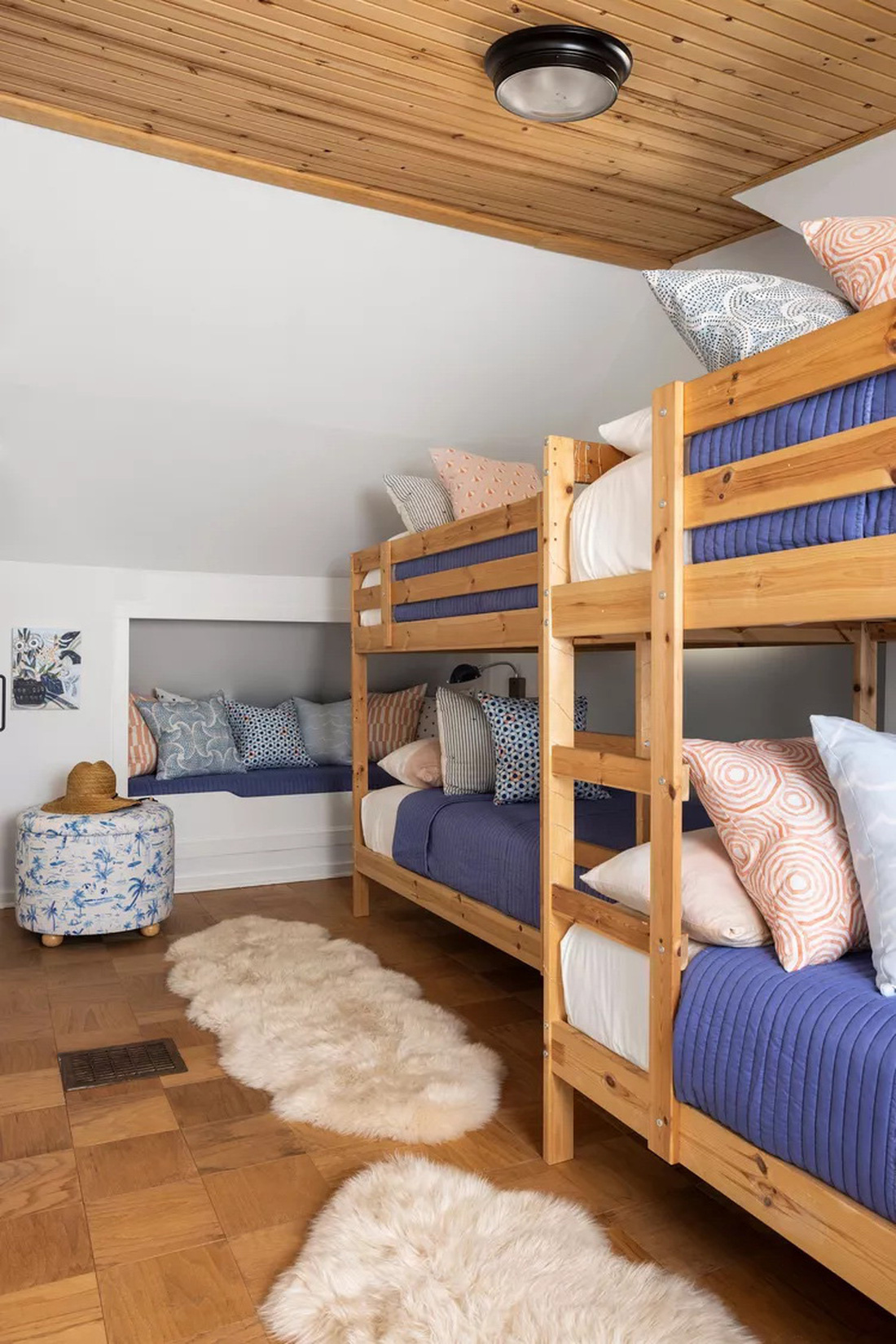 Những chiếc giường tầng được thiết kế chỉnh chu thích hợp cho khách đến thăm nhà - Ảnh: BHG