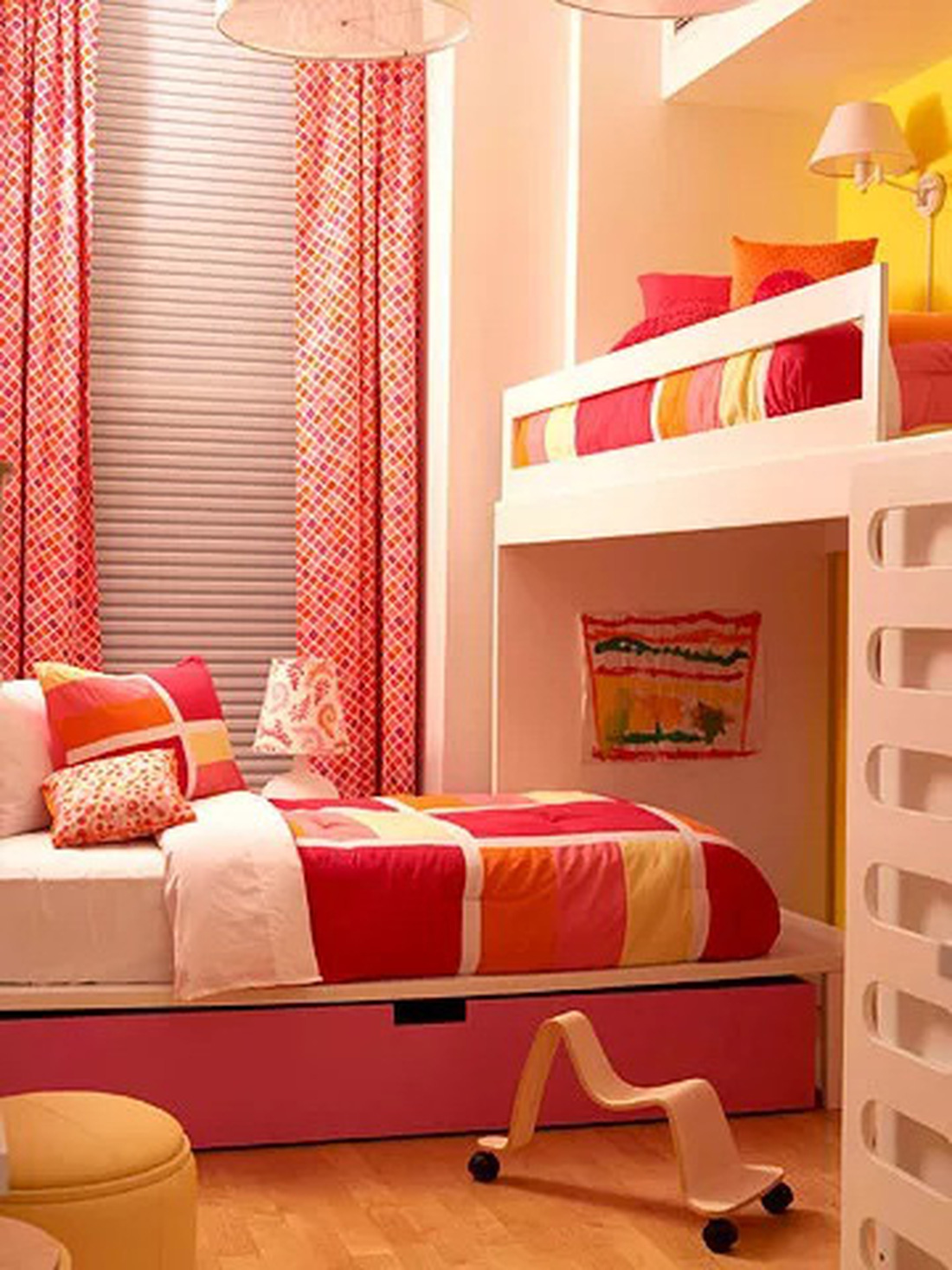 Nếu định chọn giường tầng làm giường chính, hãy đảm bảo rằng tất cả những vật dụng cần thiết hằng ngày đều được trang bị đầy đủ - Ảnh: BHG