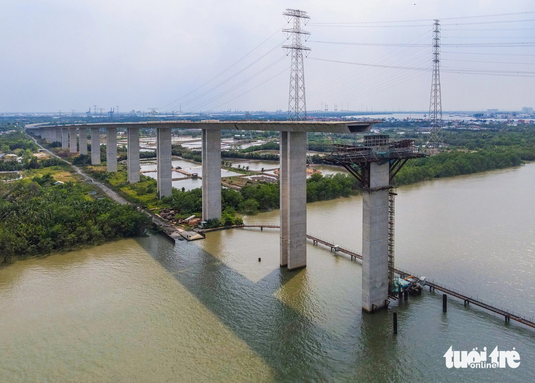 Sau đó, Bộ Tài chính đã có số công hàm gửi Đại sứ quán Nhật Bản để trao đổi về chủ trương nêu trên. Đến ngày 24-4, Bộ Giao thông vận tải có văn bản gửi Đại sứ quán Nhật Bản, JICA đề nghị đối tác Nhật Bản hỗ trợ sớm hoàn thành thủ tục điều chỉnh công hàm trao đổi và thỏa thuận vay - Ảnh: CHÂU TUẤN