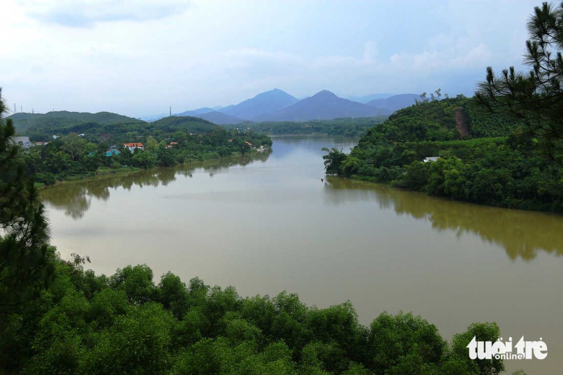 Điểm ngắm sông Hương đẹp nhất trên đồi Vọng Cảnh. Đây cũng là nơi được đạo diễn Victor Vũ chọn đưa vào bộ phim Mắt biếc